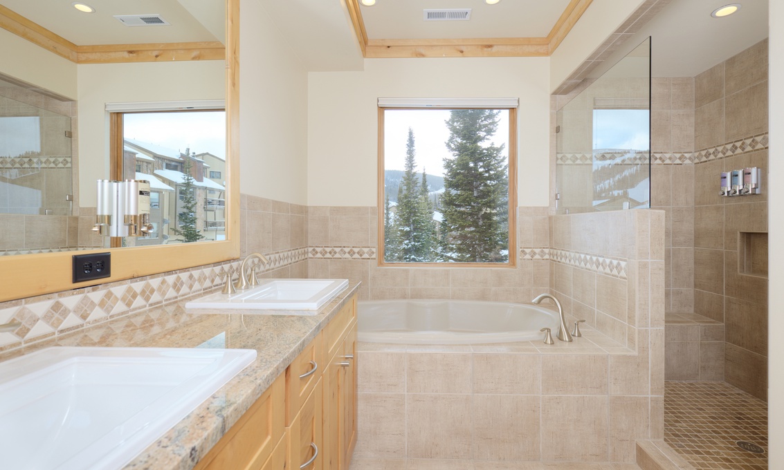 Primary en Suite Bathroom