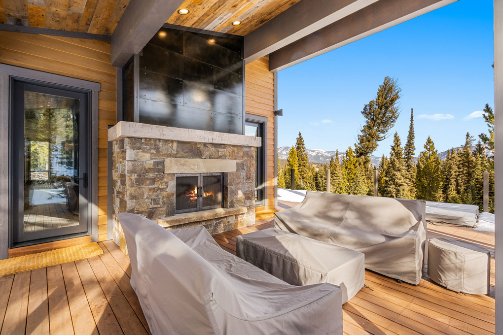 Private Outdoor Entertainment Space (main floor from living room/dining room)