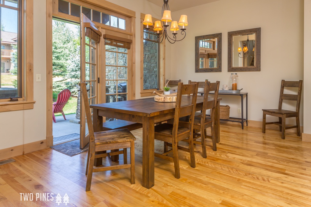 Dining Room with Seating for 6-7