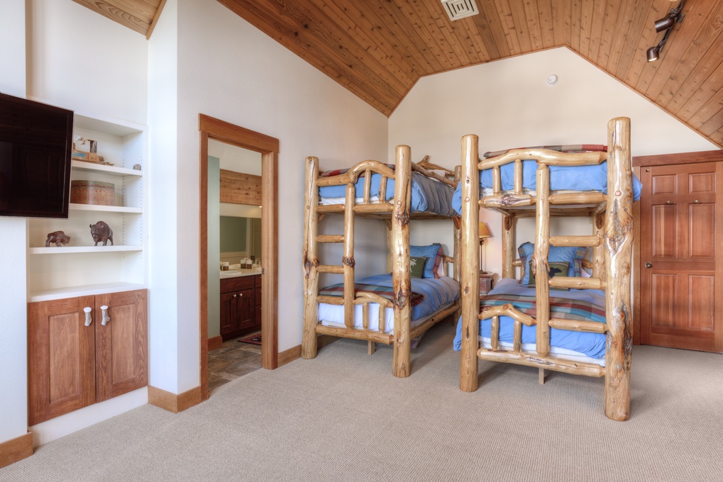 Bunk Room with 2 Twin over Twin Bunkbeds and 1 Full Size Sofa Bed