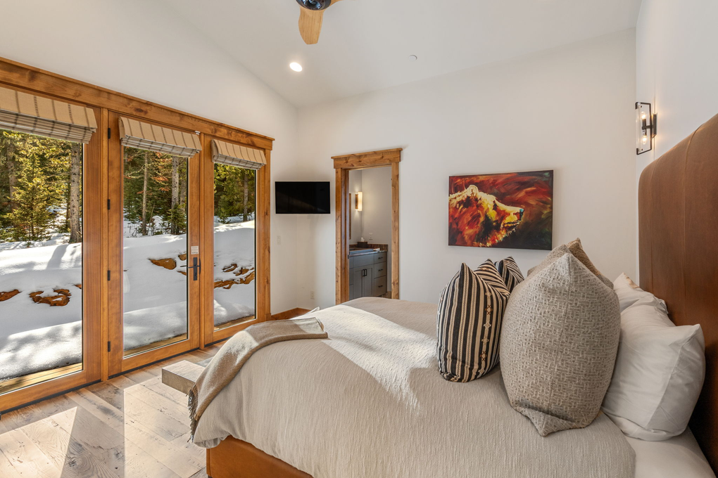 Guest Room 1 (main floor)