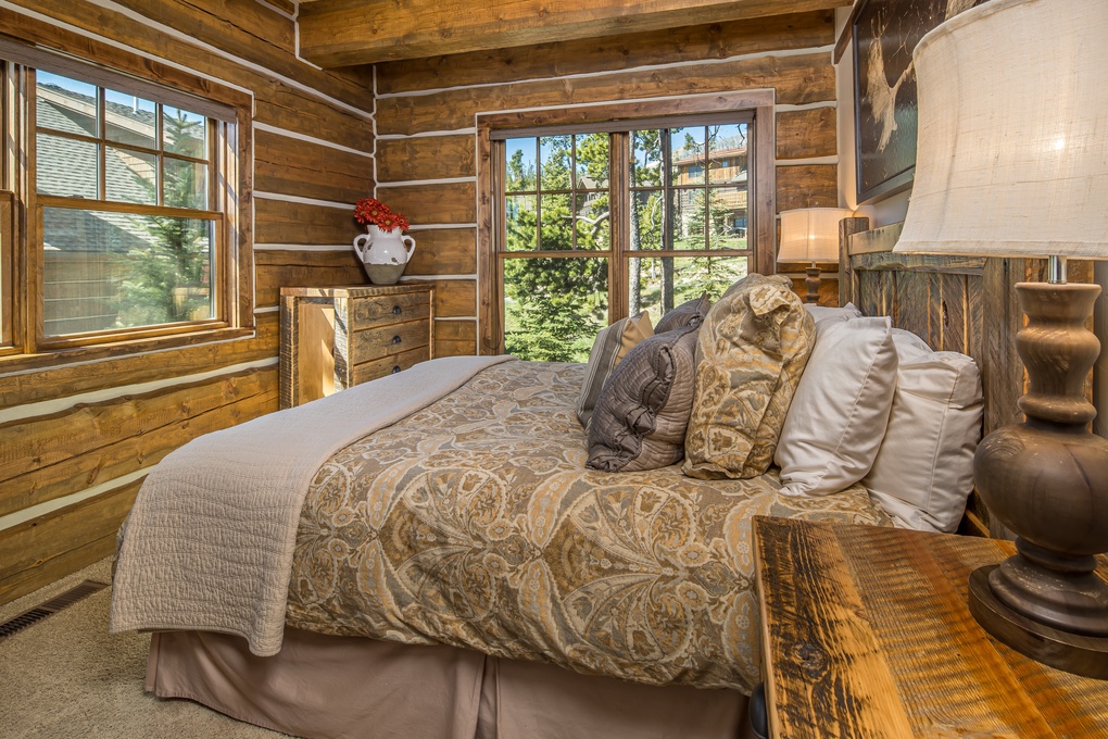 Guest Room 2 (main floor)