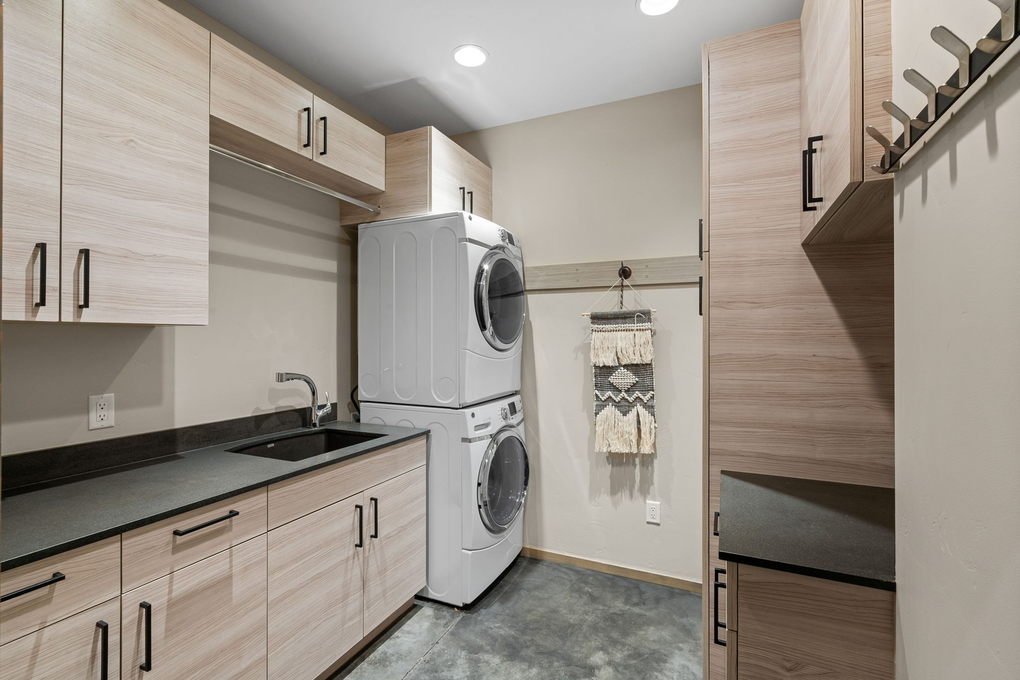 Laundry Room (main floor)