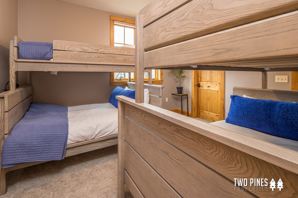 Upper Level Bunkroom with Two Twin/Full Bunks