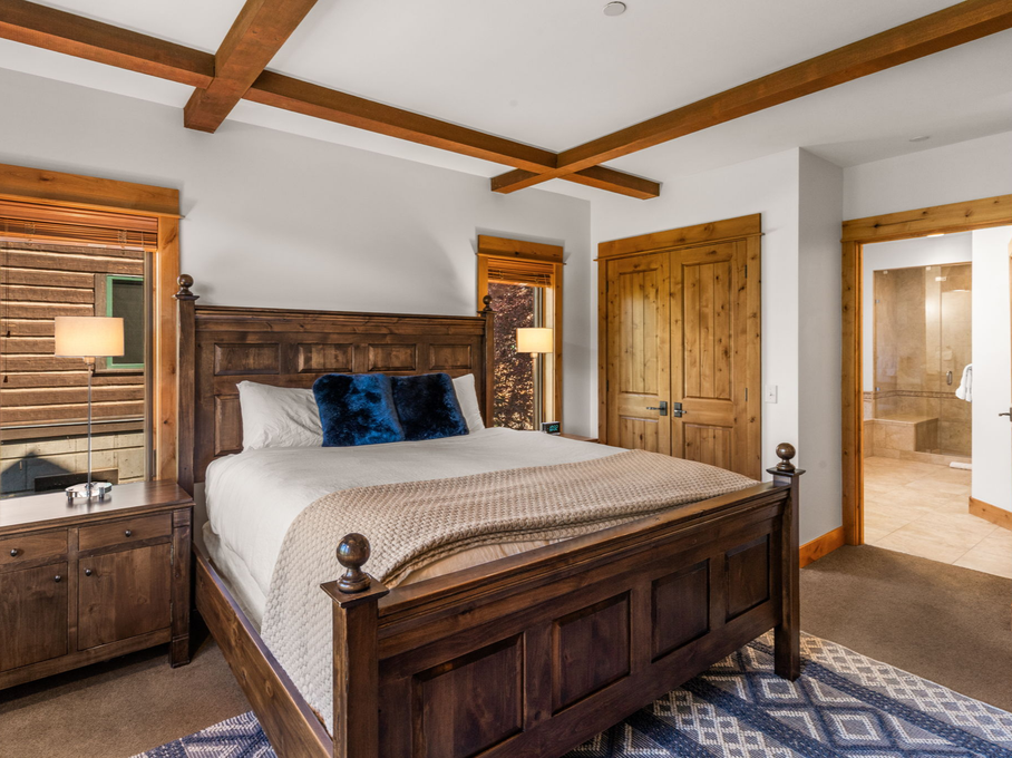 Main Floor Primary w. En-Suite