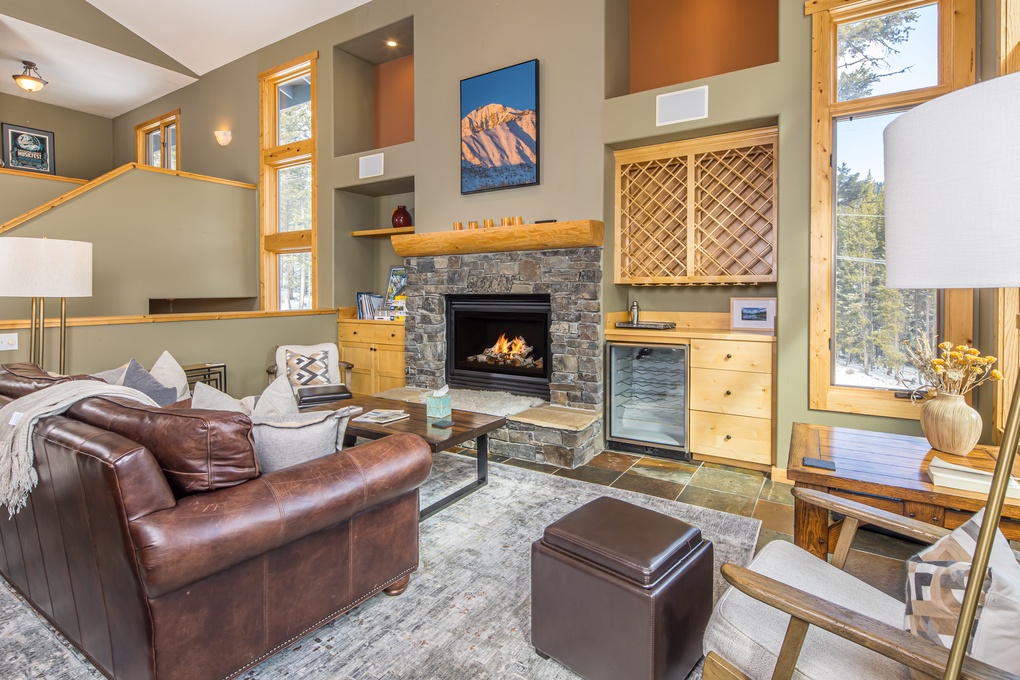 Spacious Livingroom with Gas Fireplace