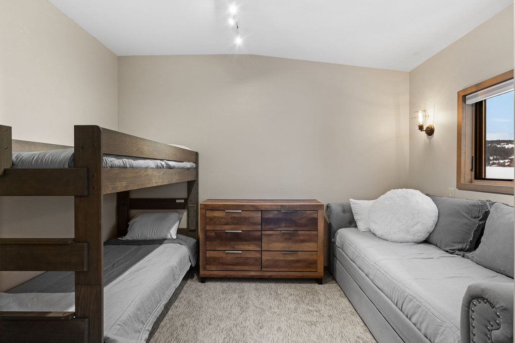 Bunk Room, twin/twin with daybed (second floor)