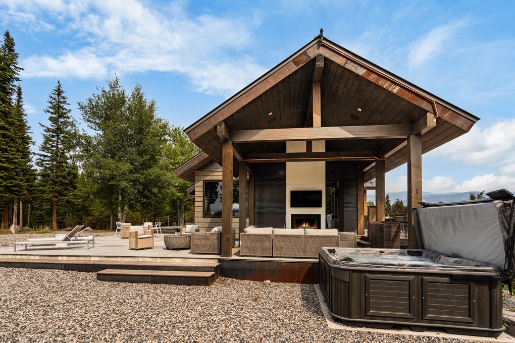 Outdoor Entertainment Area, Fireplace, Hot Tub, Seating