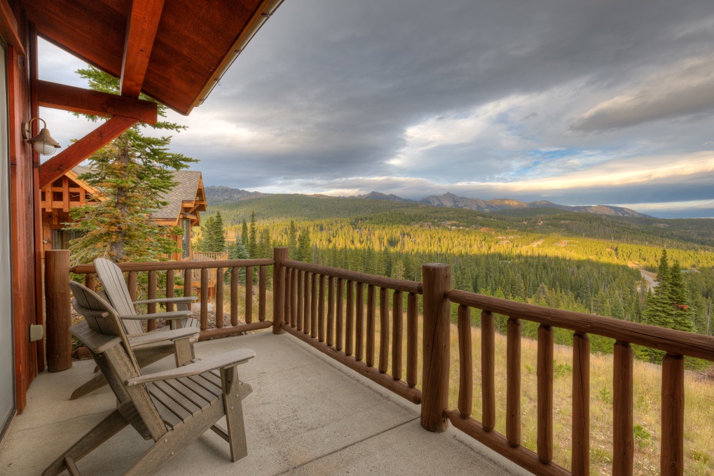 Balcony with seating