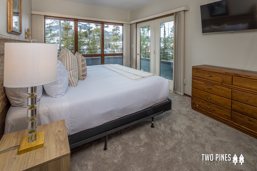 Queen Bedroom with Beautiful Views and TV