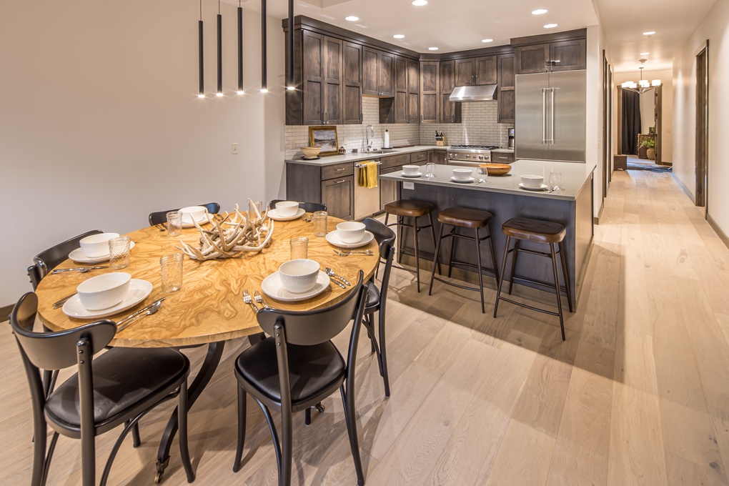 Open Concept Living & Dining Area- Table Seating for 6 Guests