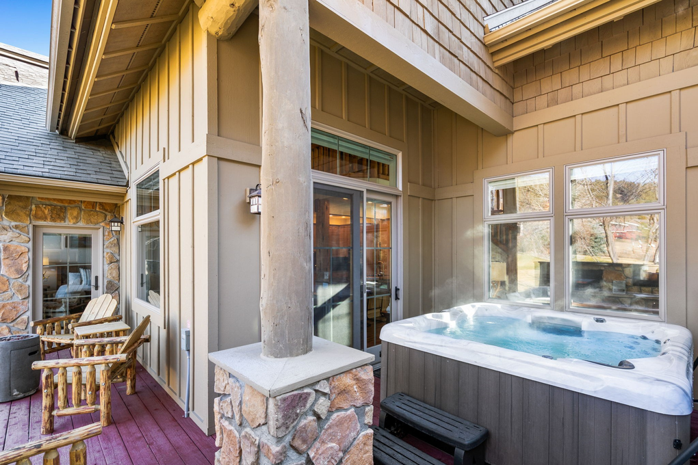 Private Hot Tub, Grill and Propane Fire Pit