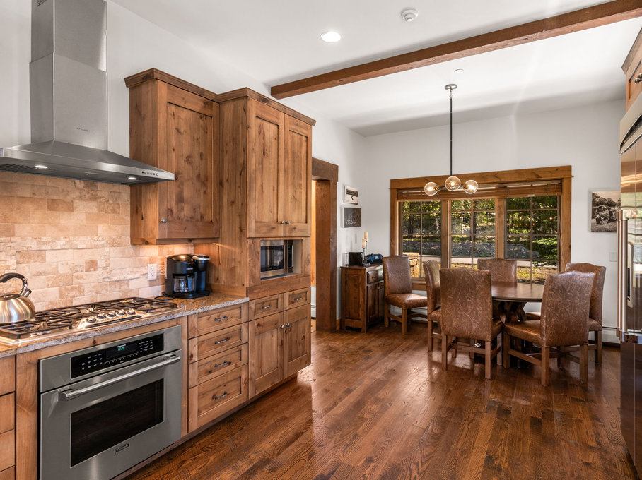 Updated Modern Kitchen w. Additional Seating
