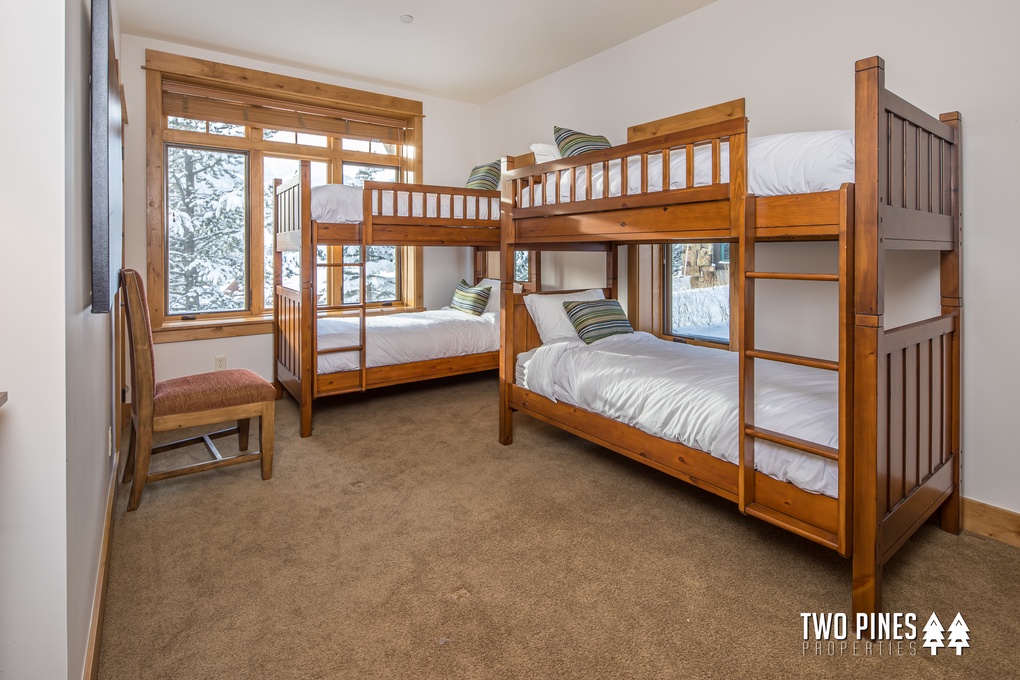 Bunkroom with 2 Twin Bunkbeds