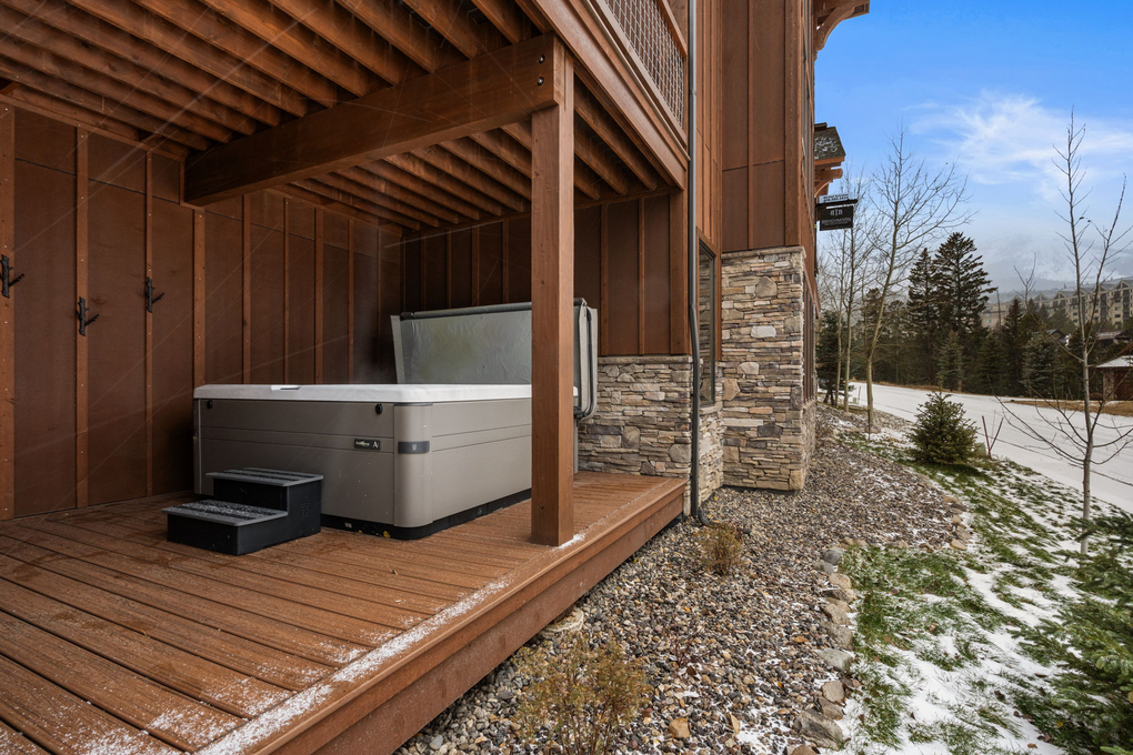 Private Hot Tub (lower level)