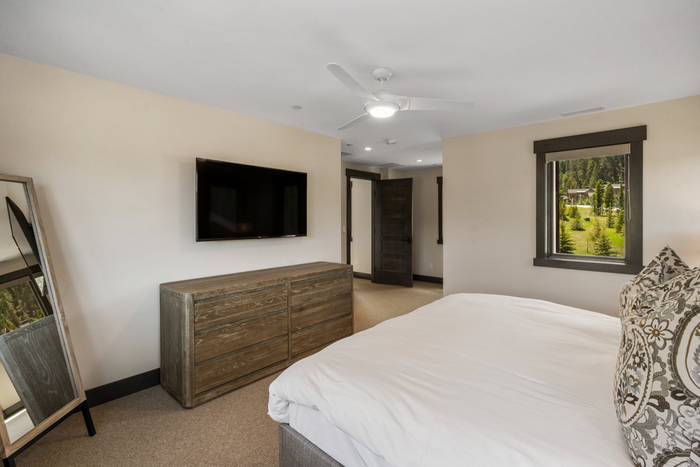 Guest Bedroom 1 w. En-Suite (second floor)