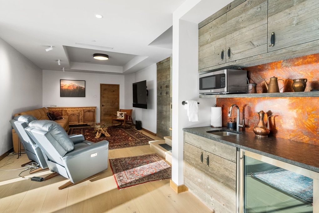 Downstairs Den - Wet Bar