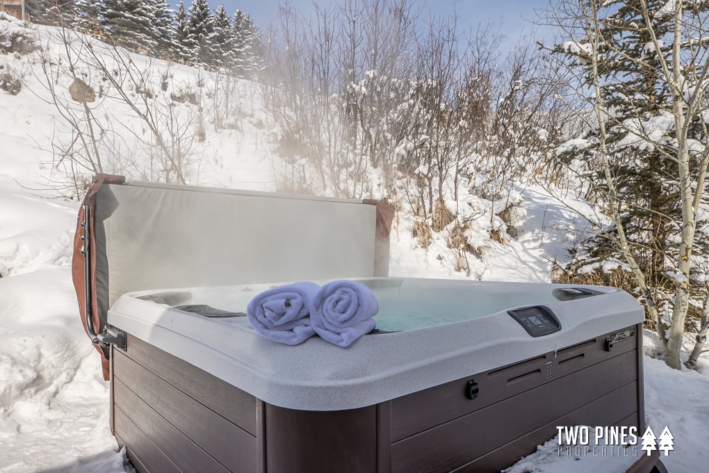 Soak in the Private Hot Tub Apres Ski!