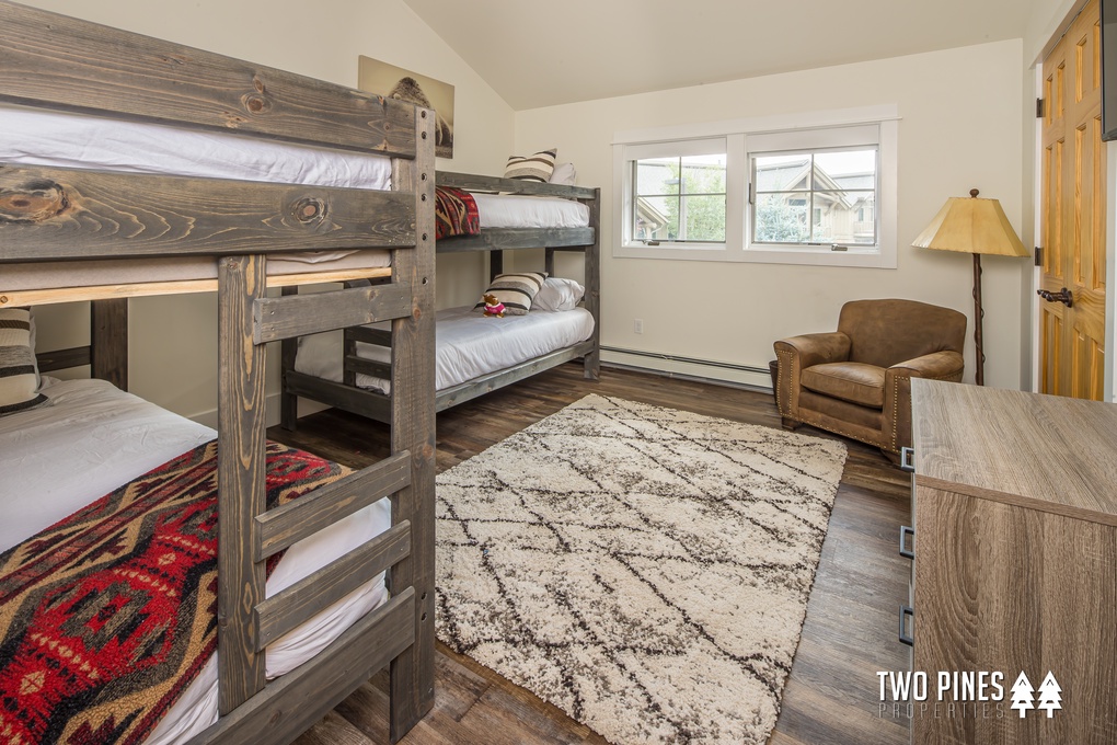 Bunkroom with 2 Twin over Twin Bunkbeds & Closet