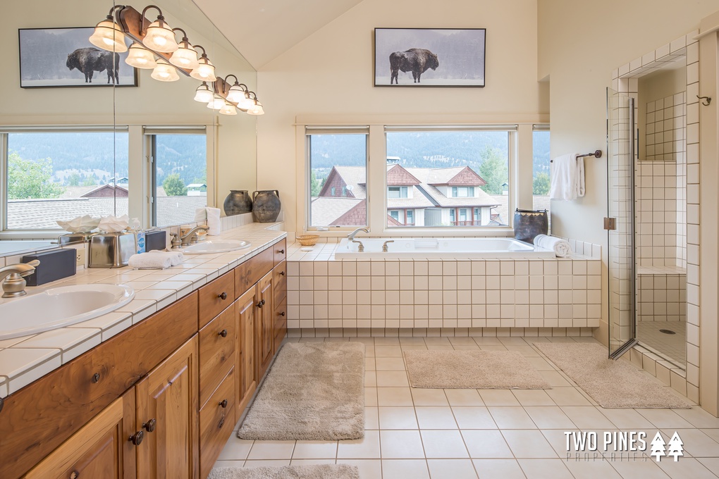 Primary en Suite with Dual Vanity, Soaking Tub, & Walk-in Shower