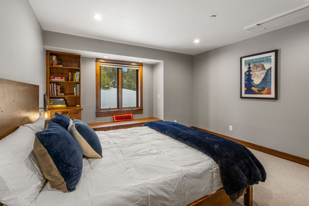 Guest Bedroom 2 with Queen Bed (third floor)