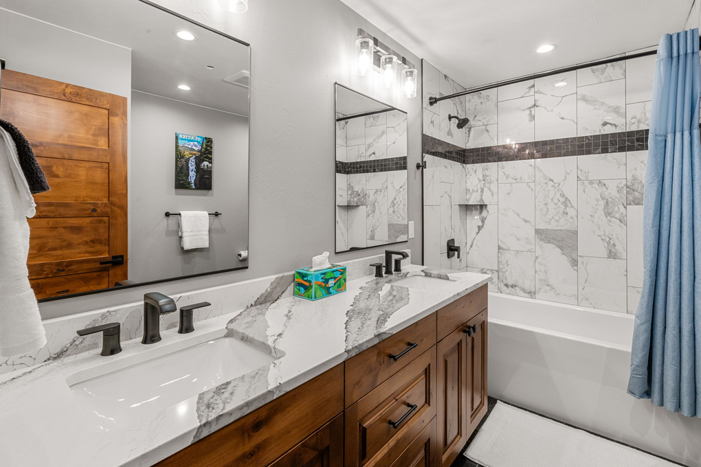 Third Floor Hallway Full Bath