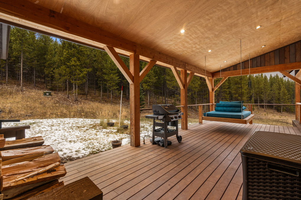 Private Rear Deck w. Grill, Swinging Bed and More