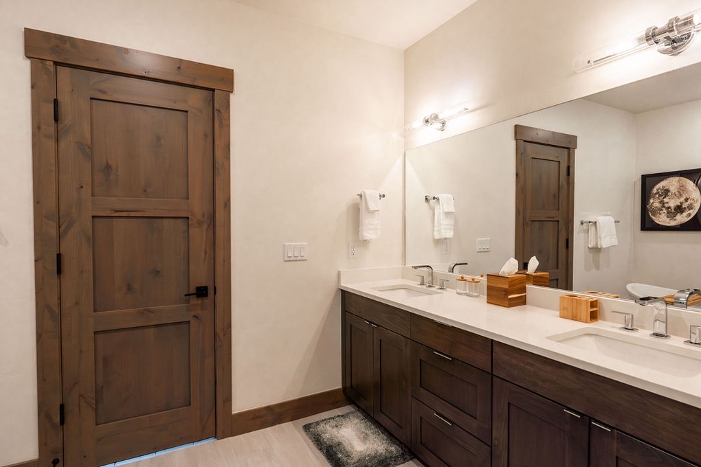 King Primary Bedroom  En-Suite