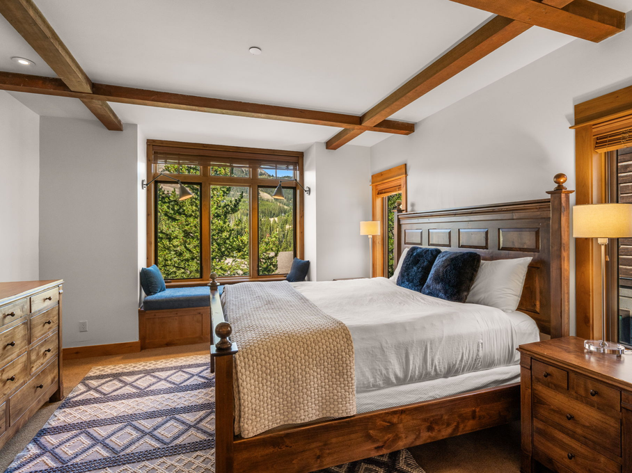 Main Floor Primary w. En-Suite