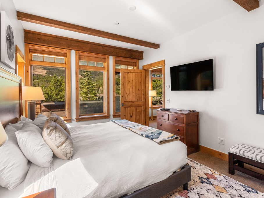 Lower Level Guest Bedroom w. En-Suite
