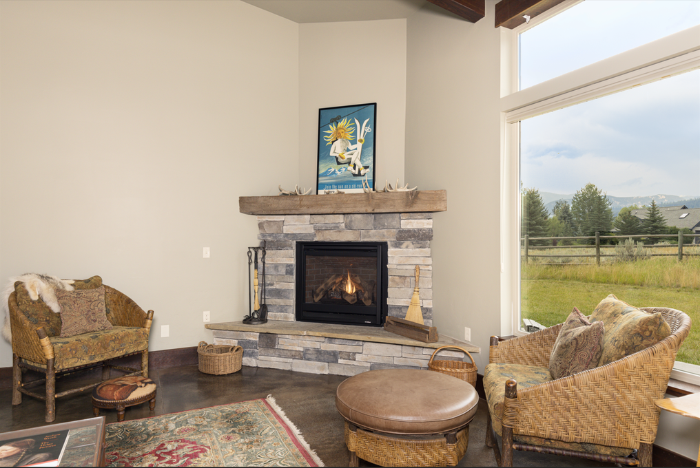 Living room with Gas fireplace