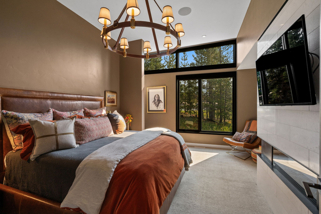 Primary Bedroom w En-Suite