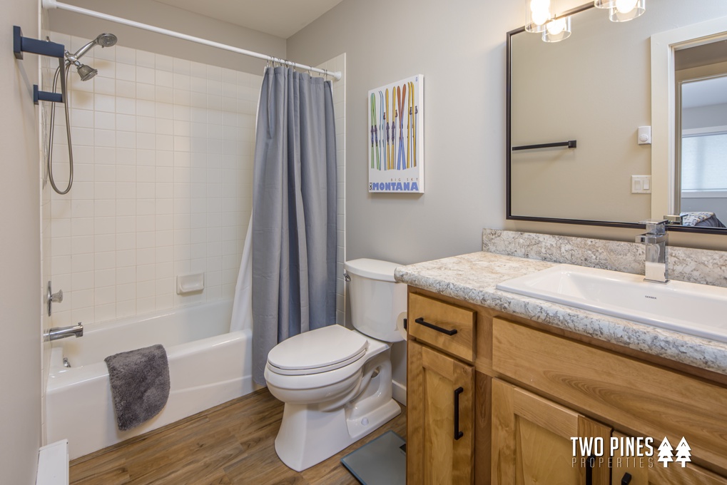 Guest en Suite with Tub/Shower Combo