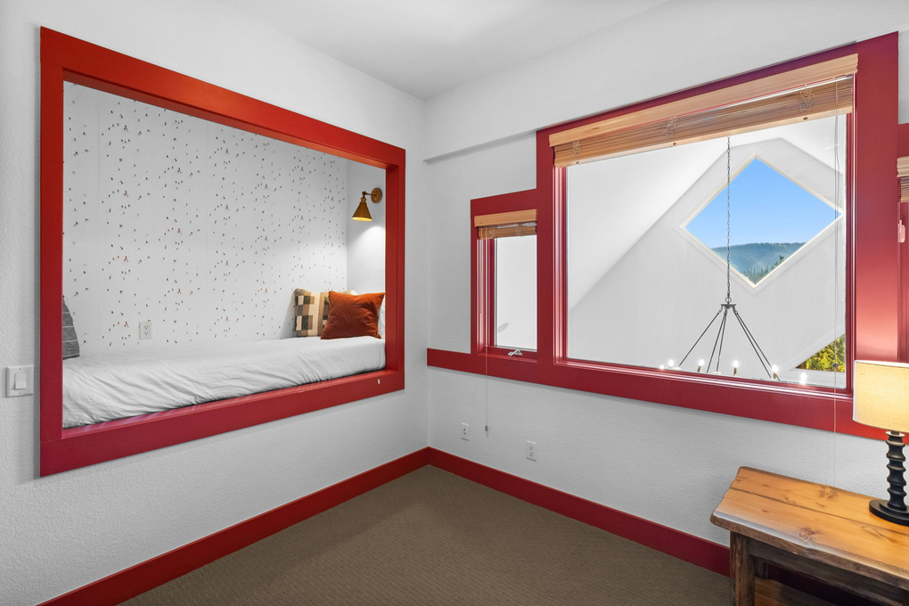 Newly Updated Bunk Room w. Additional Bunk Built-In