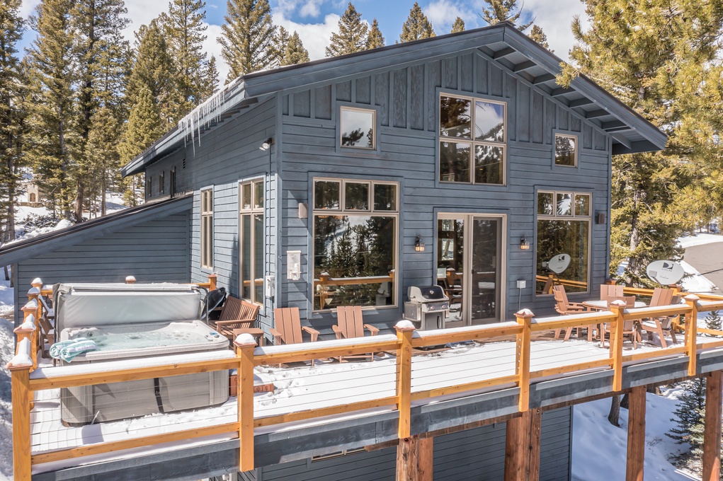 Large Back Deck with Private Hot Tub