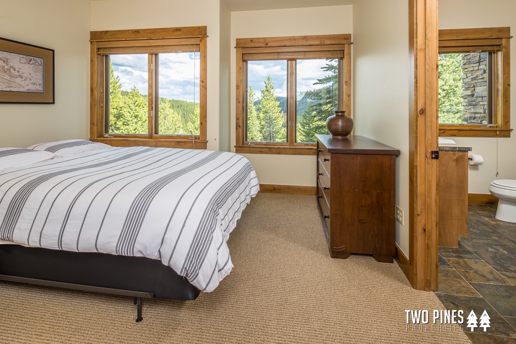 Guest Bedroom 2 Two Queen-sized Beds with Shared En Suite Bathroom