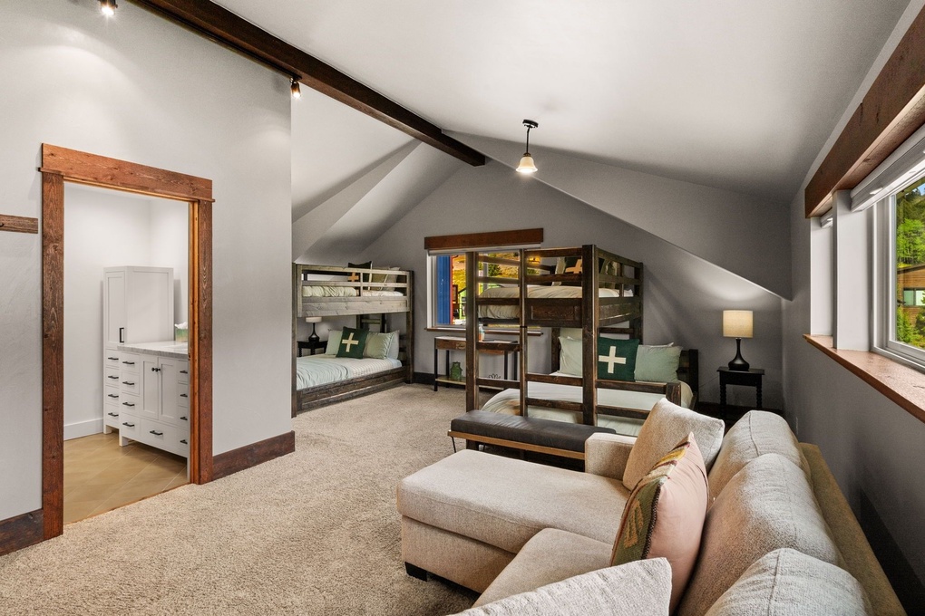 Upstairs Bunkroom w. En-Suite Full Bath