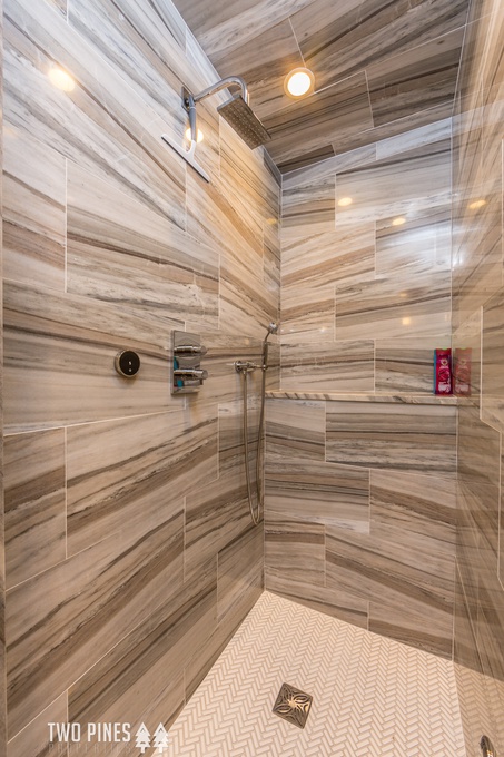 Master Bathroom En Suite Walk-In Shower