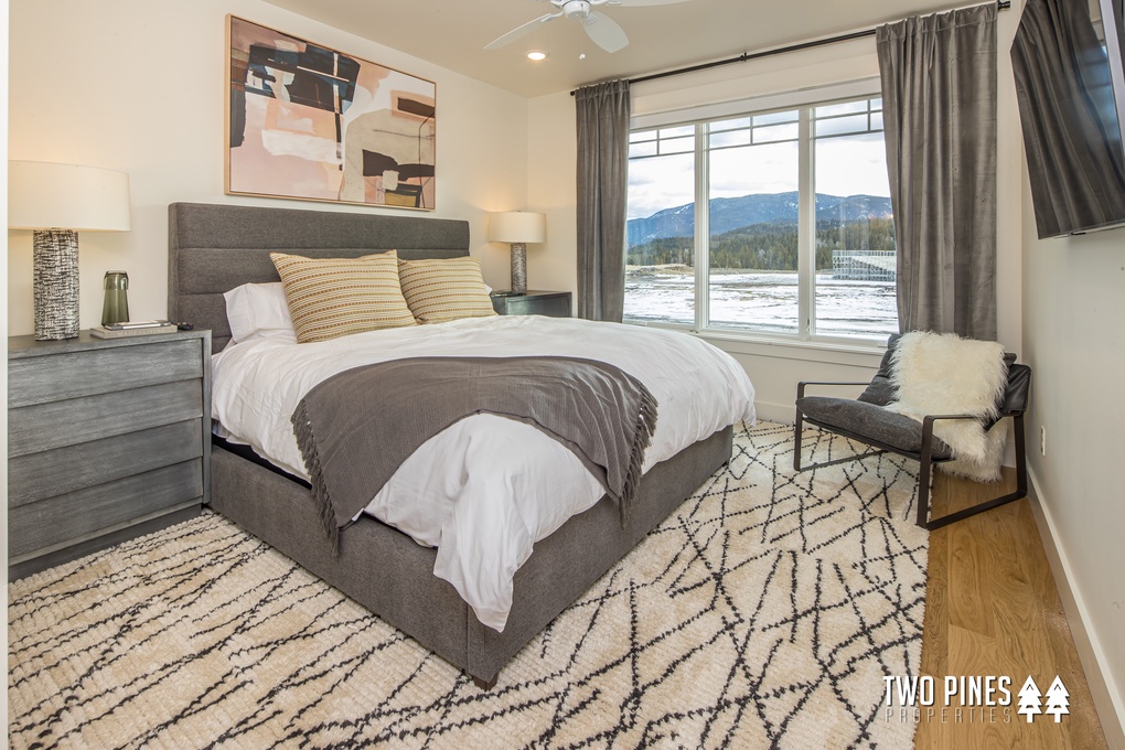 Cozy Primary Bedroom with Mountain Views, Smart TV and King Bed