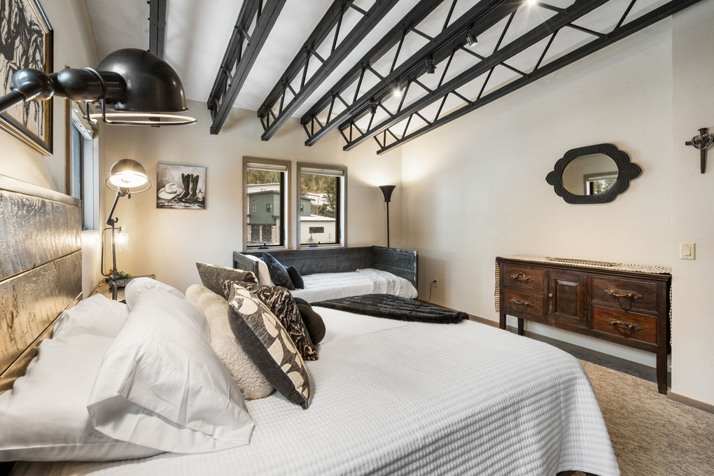 Guest Bedroom 2 (second floor)