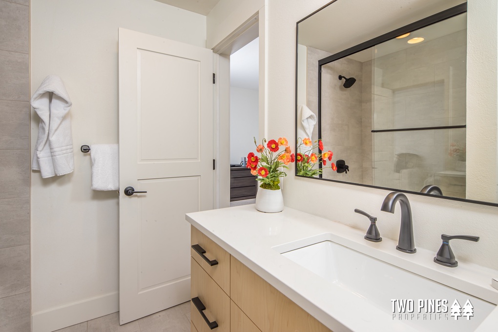 Guest Bunkroom En Suite Bathroom with Tub/Shower Combo