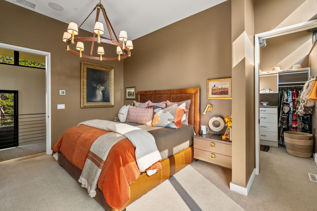 Primary Bedroom w En-Suite