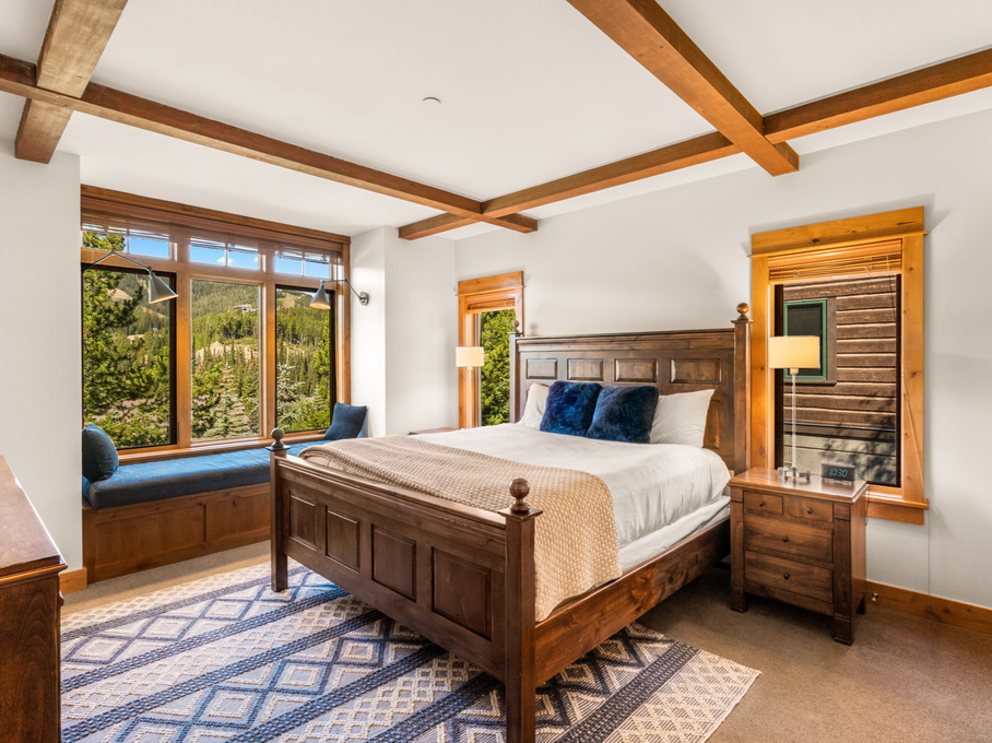 Main Floor Primary w. En-Suite