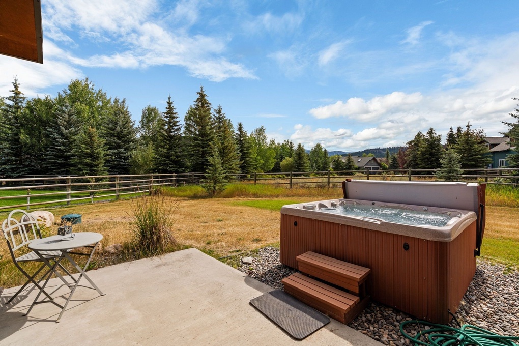 Private Hot Tub in Fenced Yard