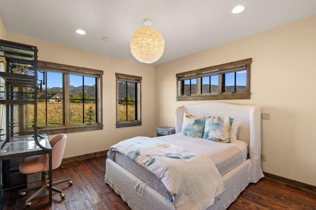 Junior Primary Suite w. En-Suite