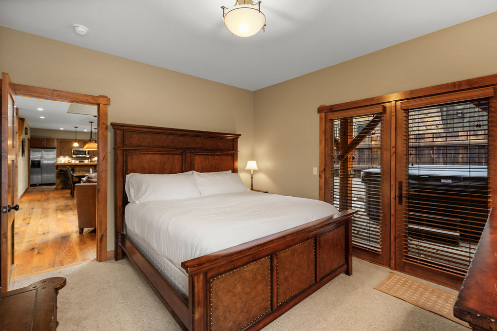 Junior Primary Suite - Main Floor w. California King