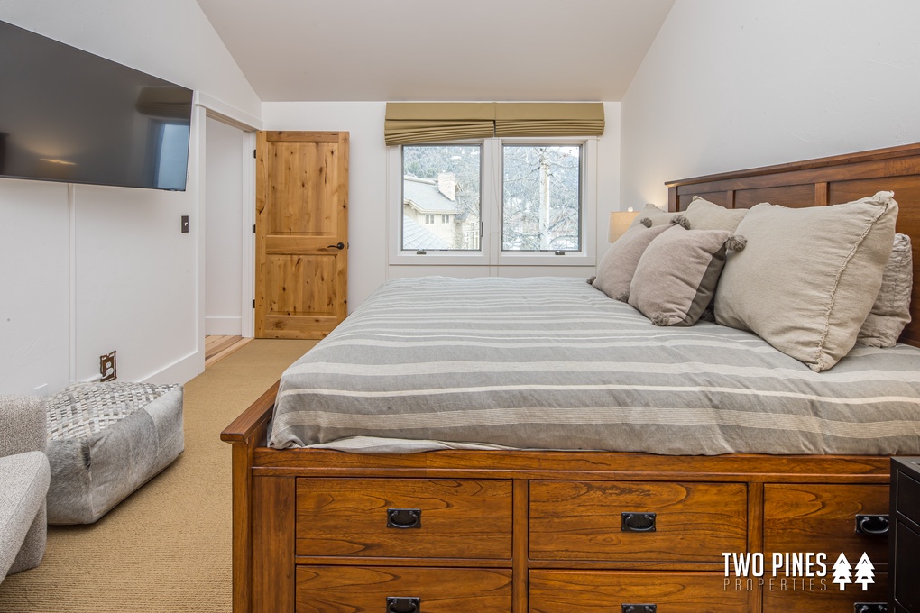 2 Guest Bedroom King bed with attached Bathroom