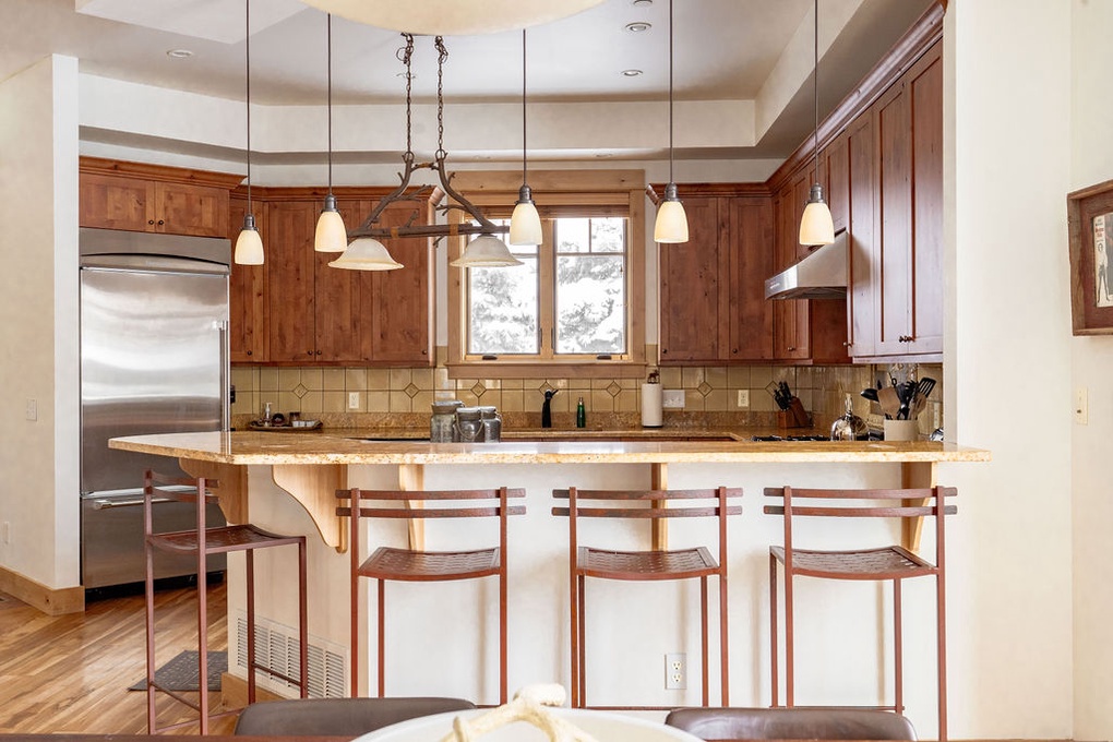 Kitchen Bar with Seating for 4