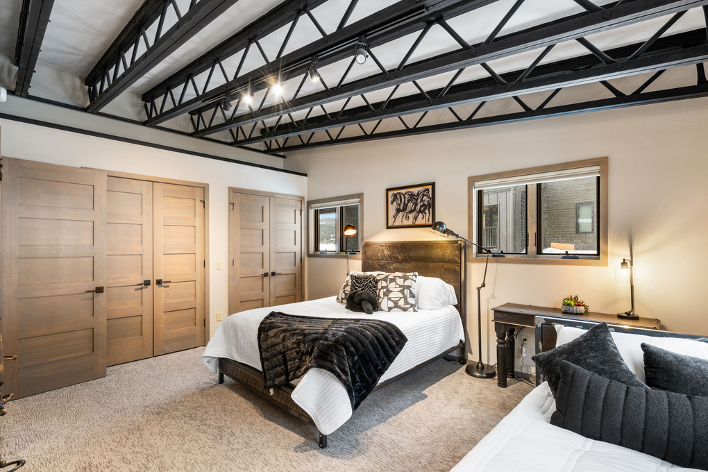 Guest Bedroom 2 (second floor)