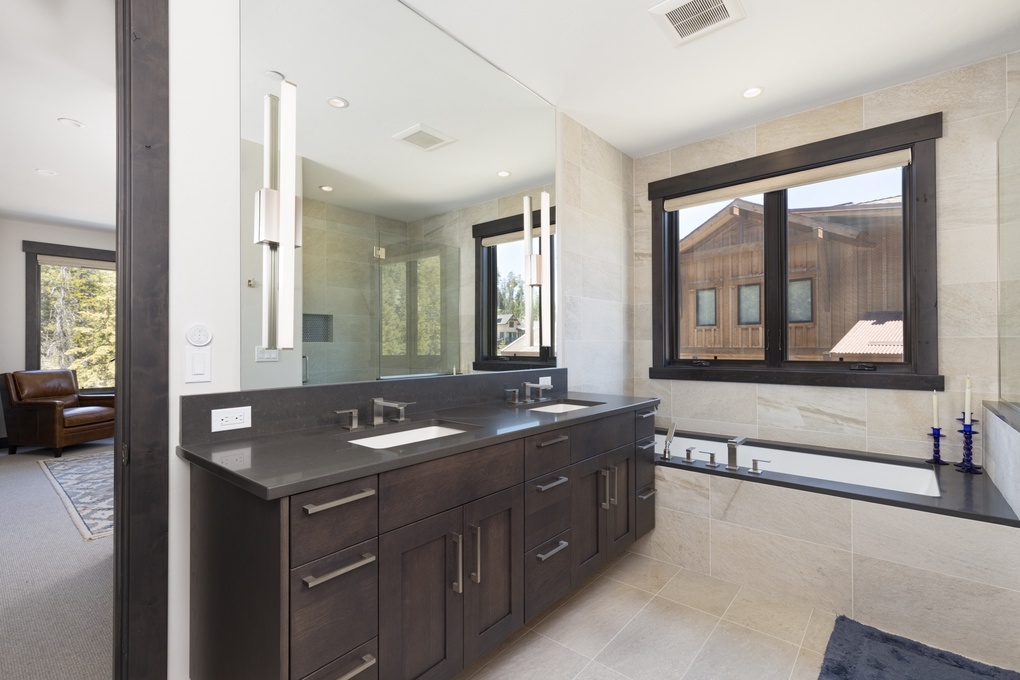 Primary Bedroom En-Suite Full Bath w. Soaking Tub and Walk-in Shower